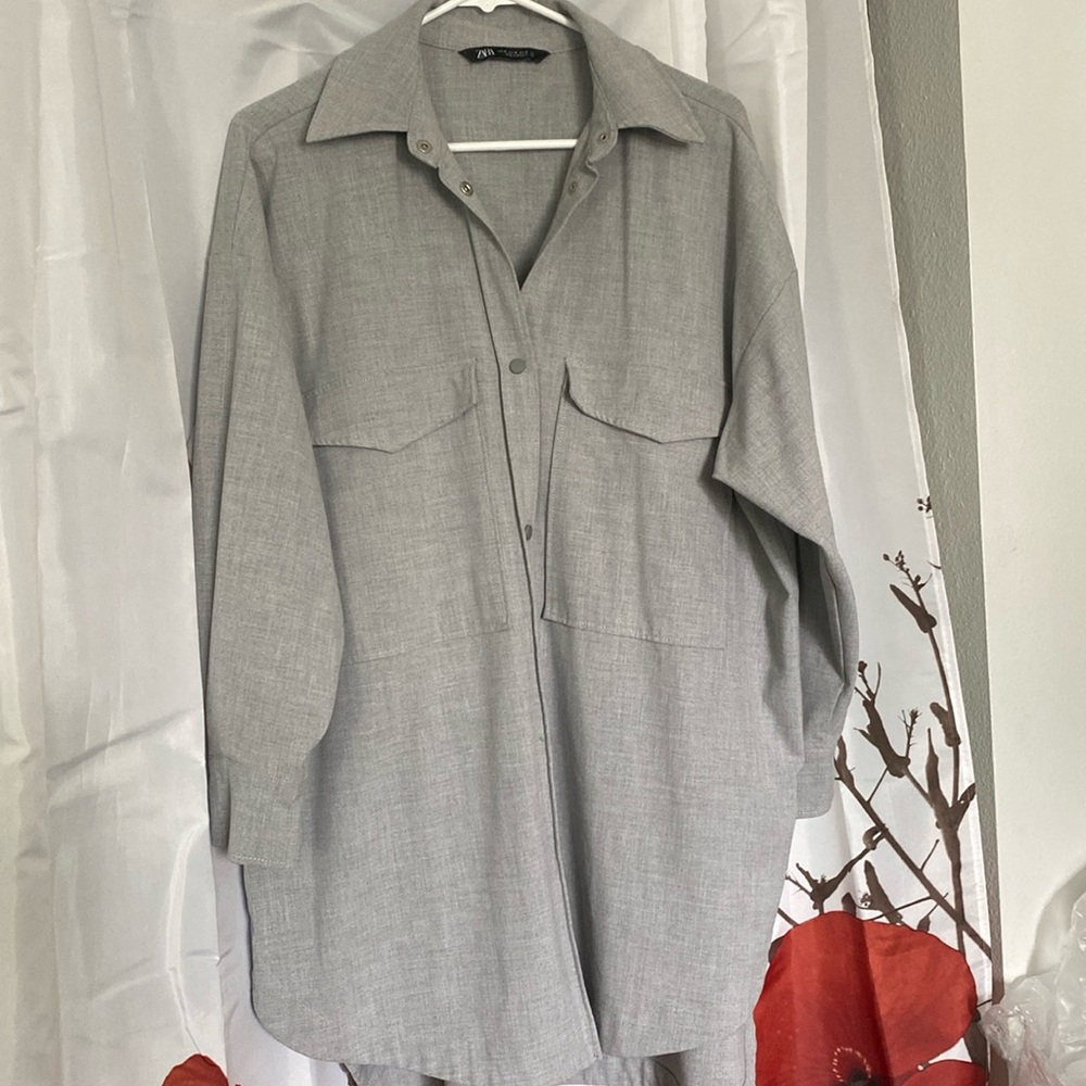 Zara Oversized Gray shirt with press fastening and large pockets. Size M .